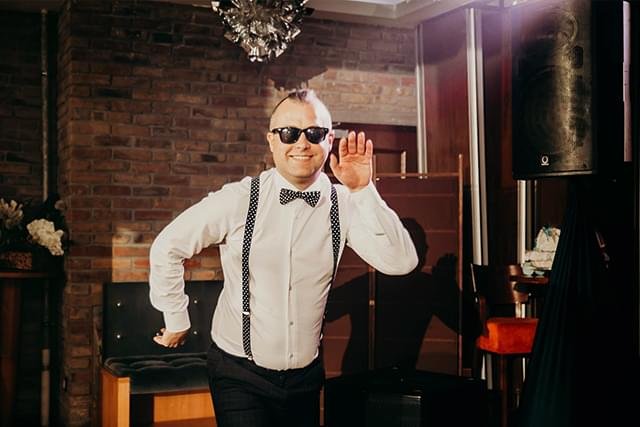 Tańczący DJ w przyciemnionych okularach